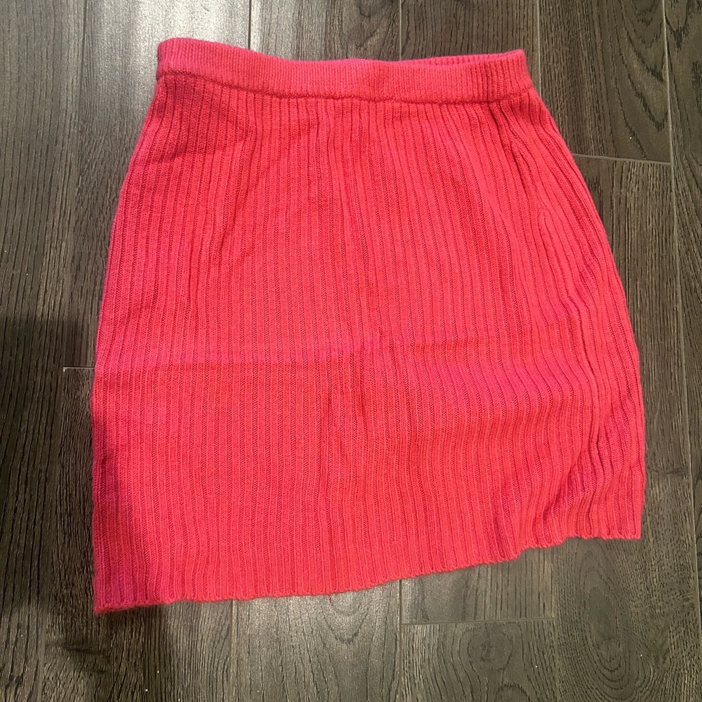 Chic Black Mini Skirt with Elegant Design - Picture 2 of 6